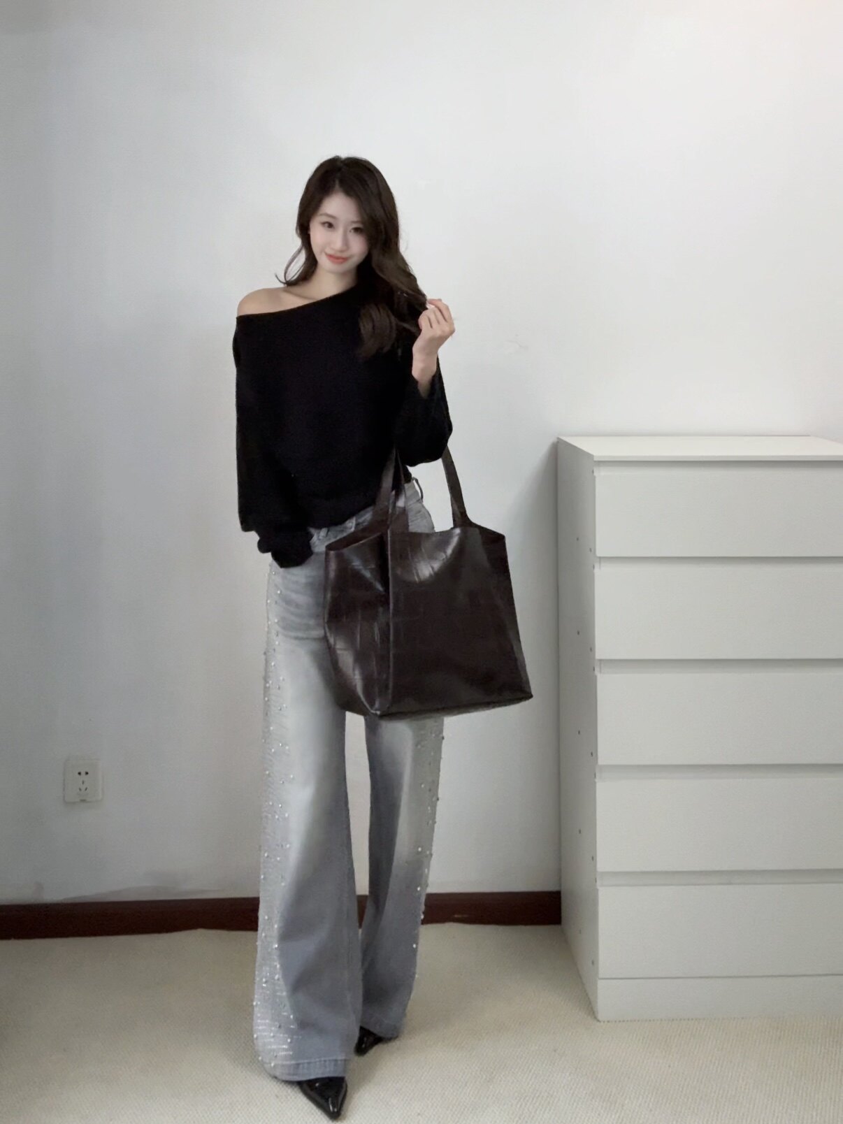 周章章"嘉顿斯"秋冬白色毛衣,斜肩收腰设计穿出温柔高级感