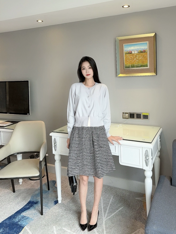 鞋子质感很好，穿着特别舒适，搭配衣服很方便，御姐气质一键解锁