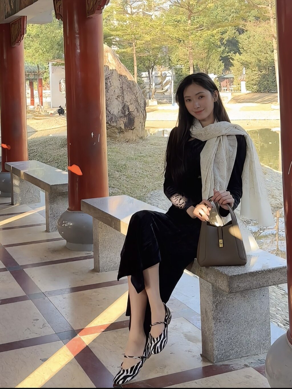 百丽真皮菜篮子包 牛皮材质高级耐磨 水桶包型大容量实用