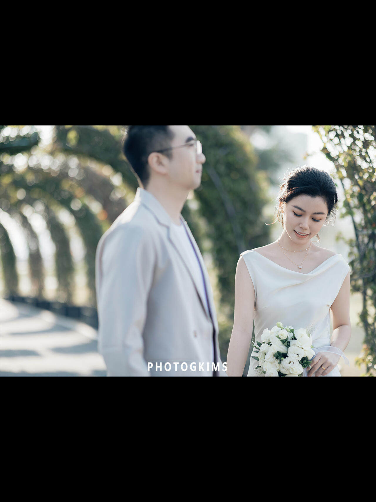 艾诗霓《无尽夏》订婚礼服 缎面法式高级小白裙 绝美轻婚纱设计 敬酒服答谢都合适