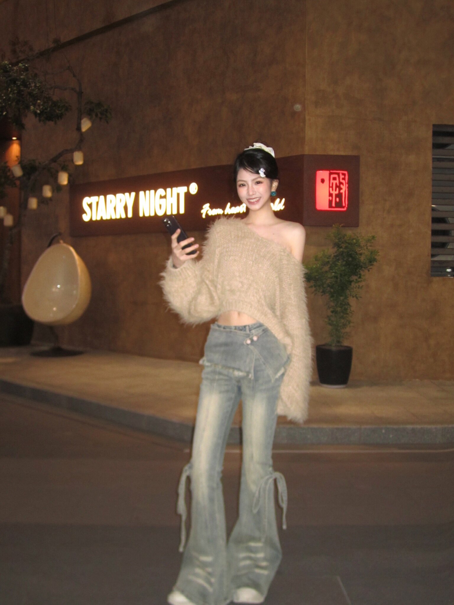 ABWLR「叠穿派对」原创复古做旧水洗牛仔裤:解锁超模腿的马蹄微喇密码