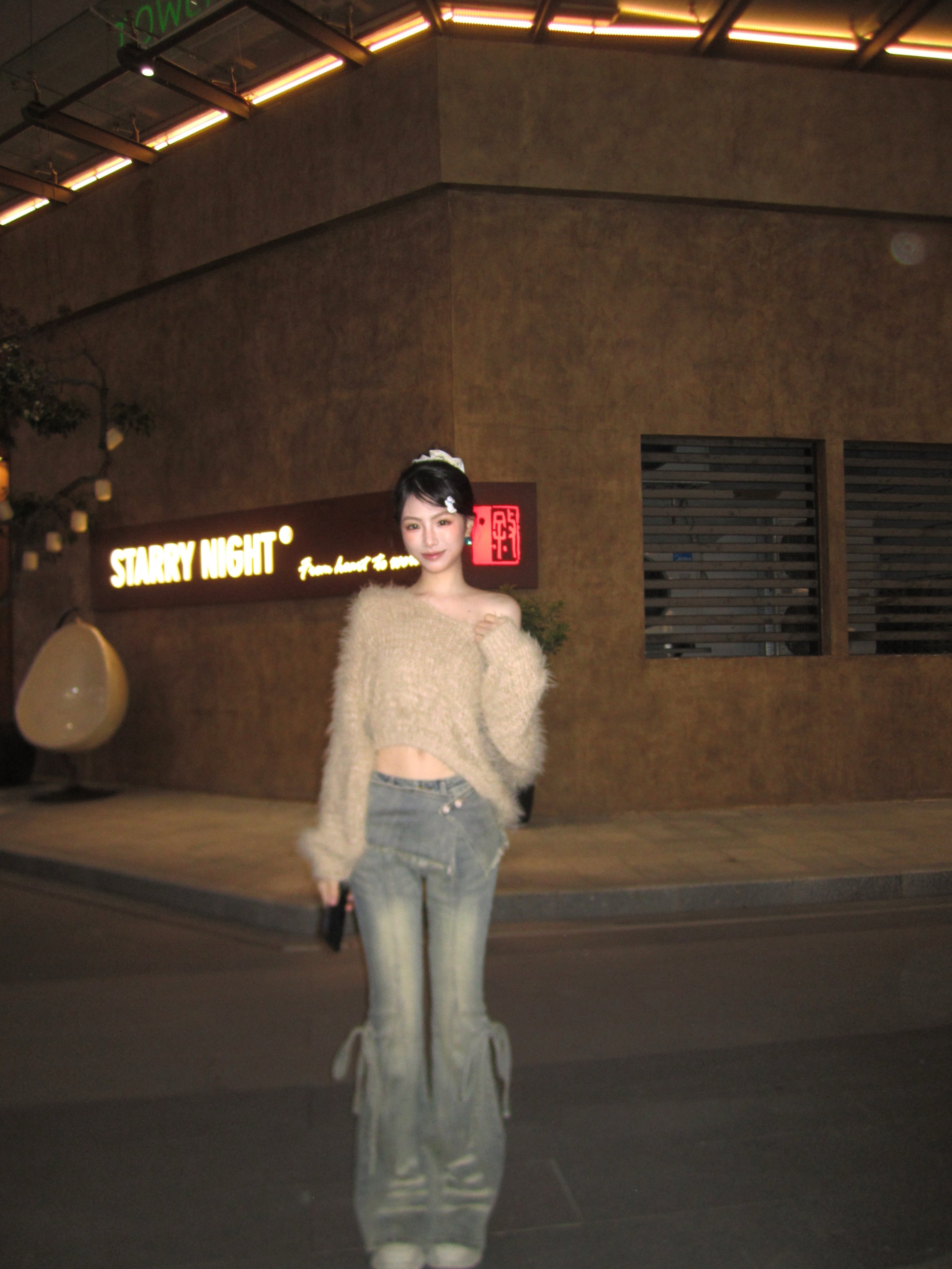 ABWLR「叠穿派对」原创复古做旧水洗牛仔裤:解锁超模腿的马蹄微喇密码