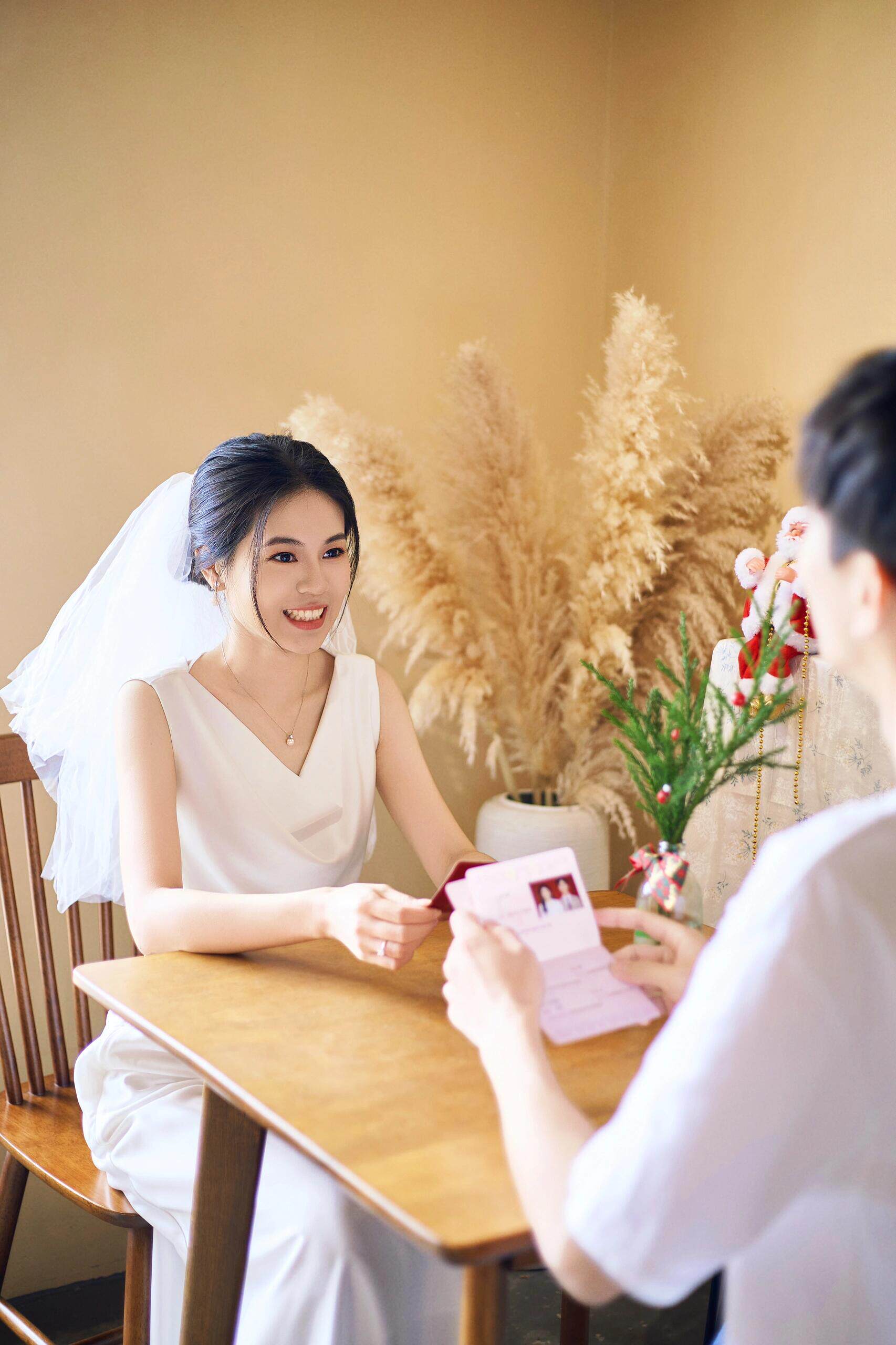 艾诗霓《无尽夏》订婚礼服 缎面法式高级小白裙 绝美轻婚纱设计 敬酒服答谢都合适