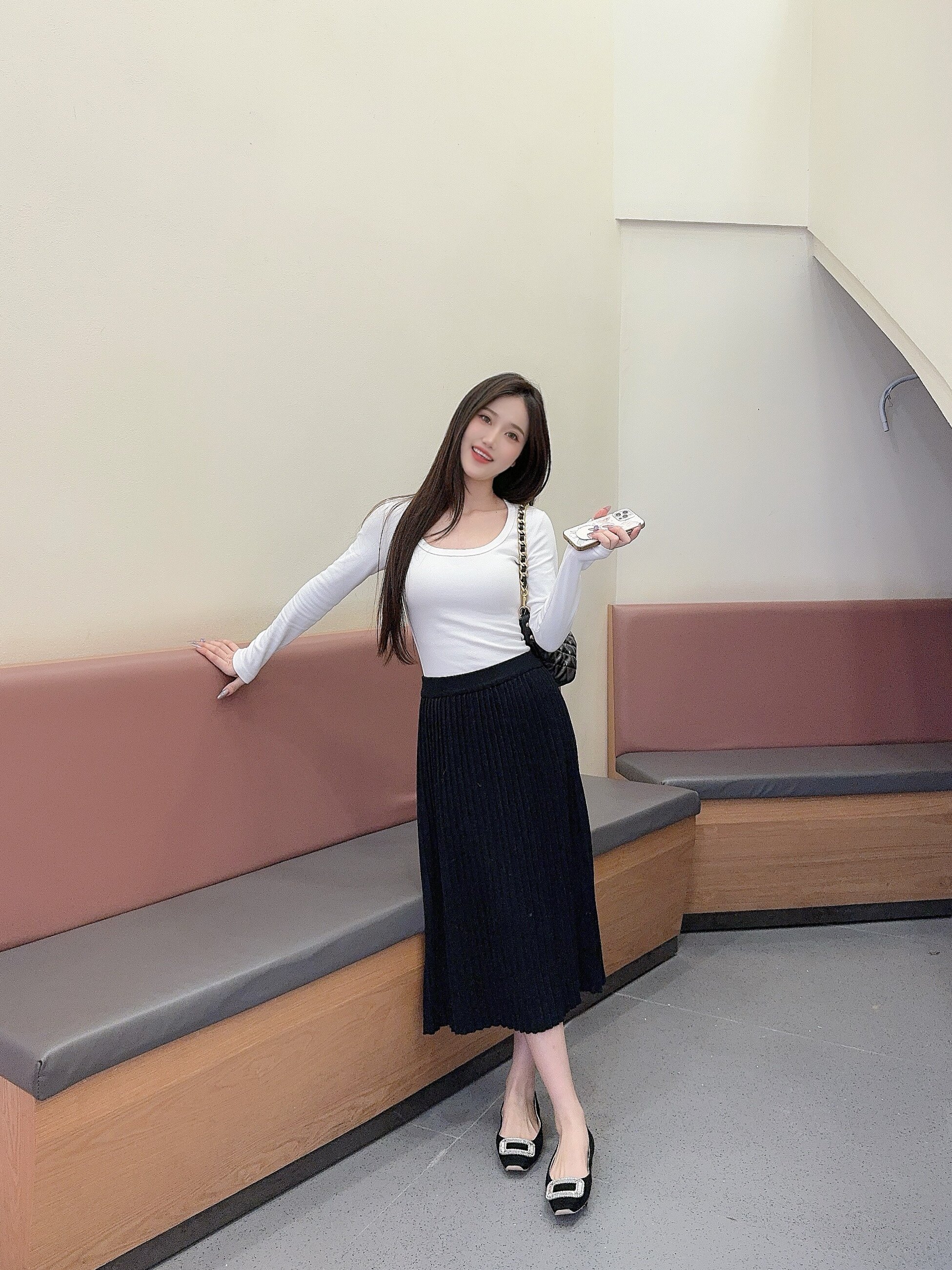 「倾城之恋」Nine West/玖熙方扣单鞋：法式平底鞋的水钻优雅美学