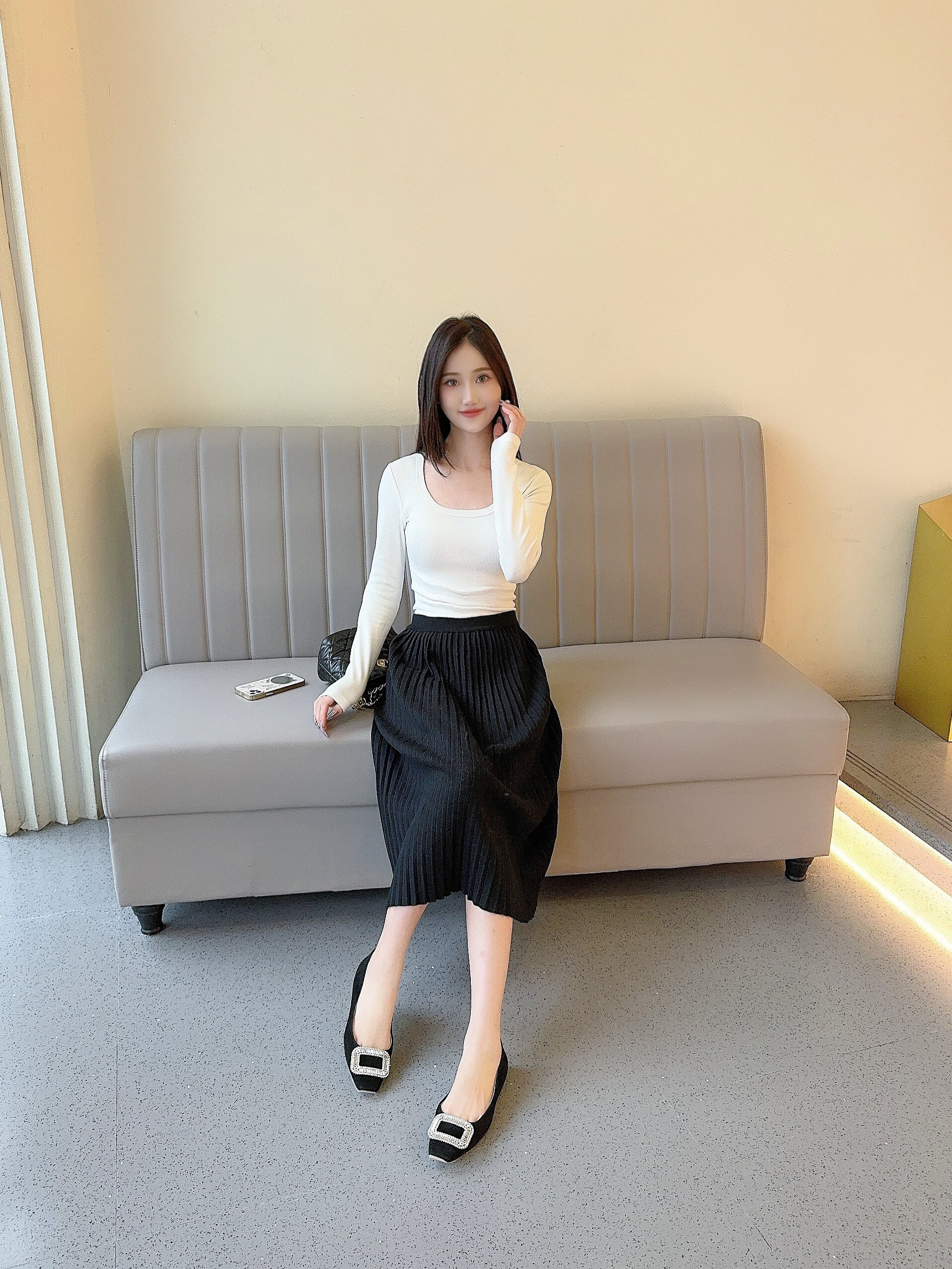 「倾城之恋」Nine West/玖熙方扣单鞋：法式平底鞋的水钻优雅美学