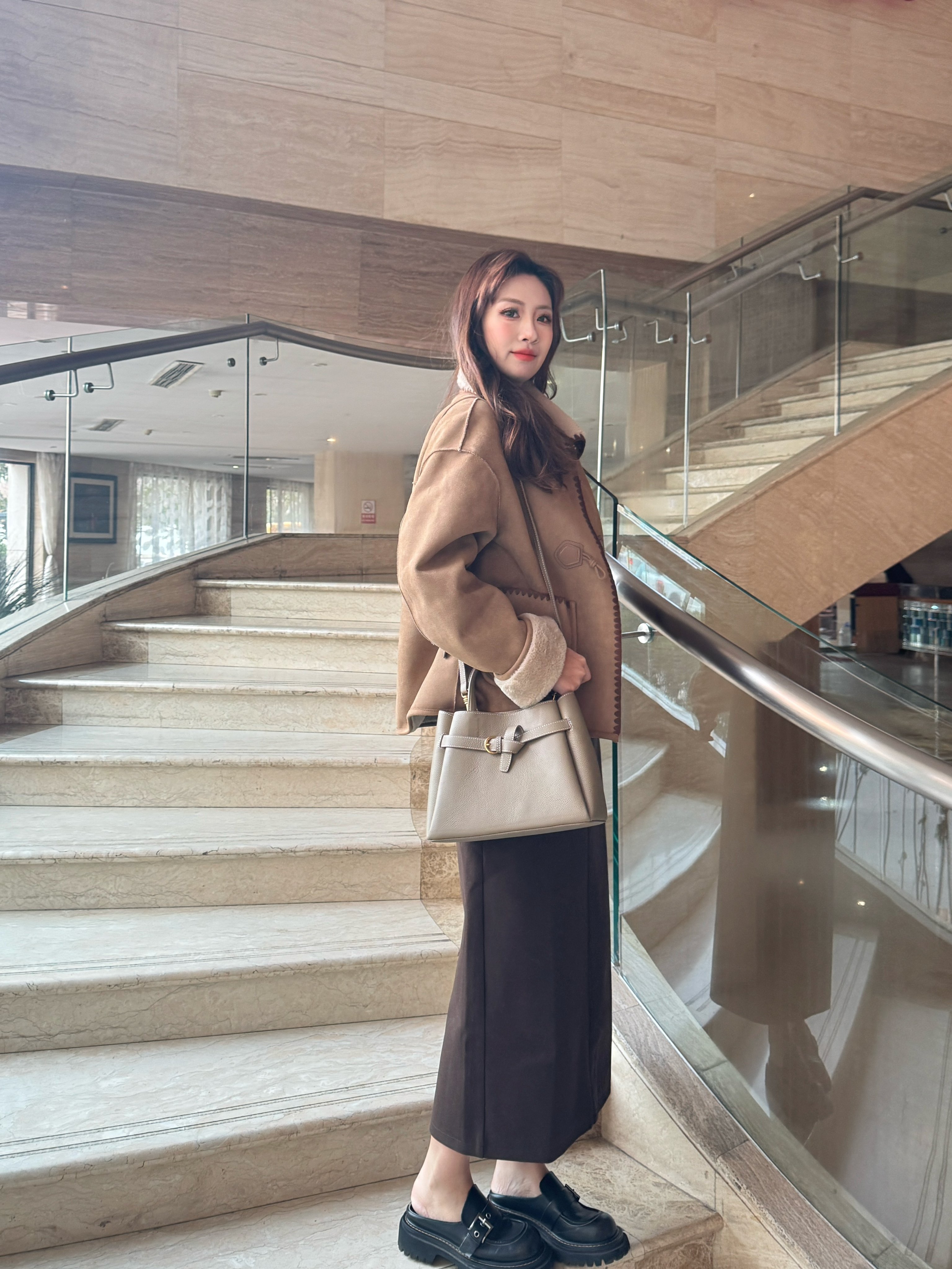 百丽质感真皮大容量托特包 牛皮材质高级耐磨 大容量装下电脑文件