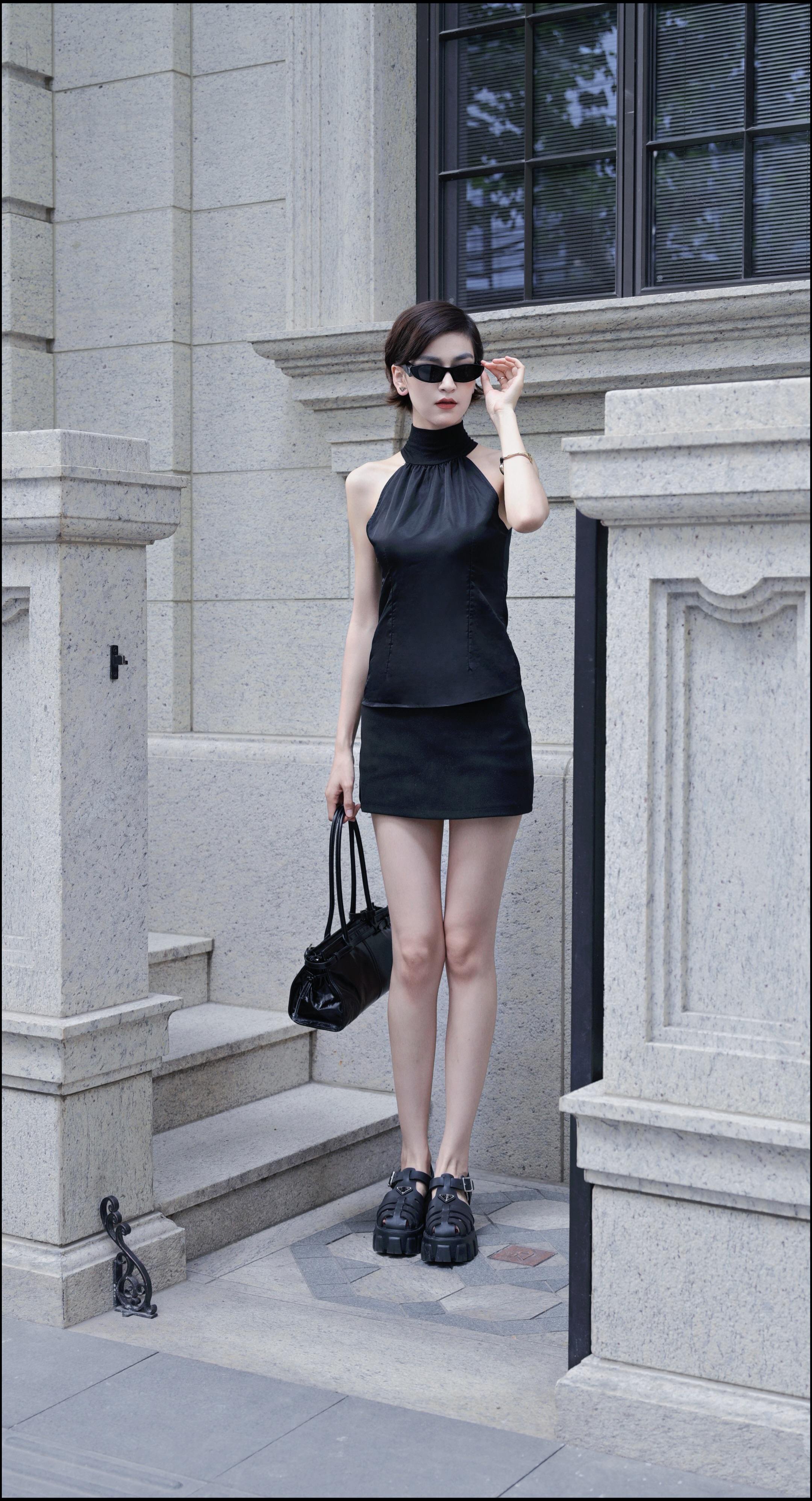 Prada Bonnie中号牛皮手袋 几何廓形融合复古与现代 柔软皮革配经典珐琅三角徽标