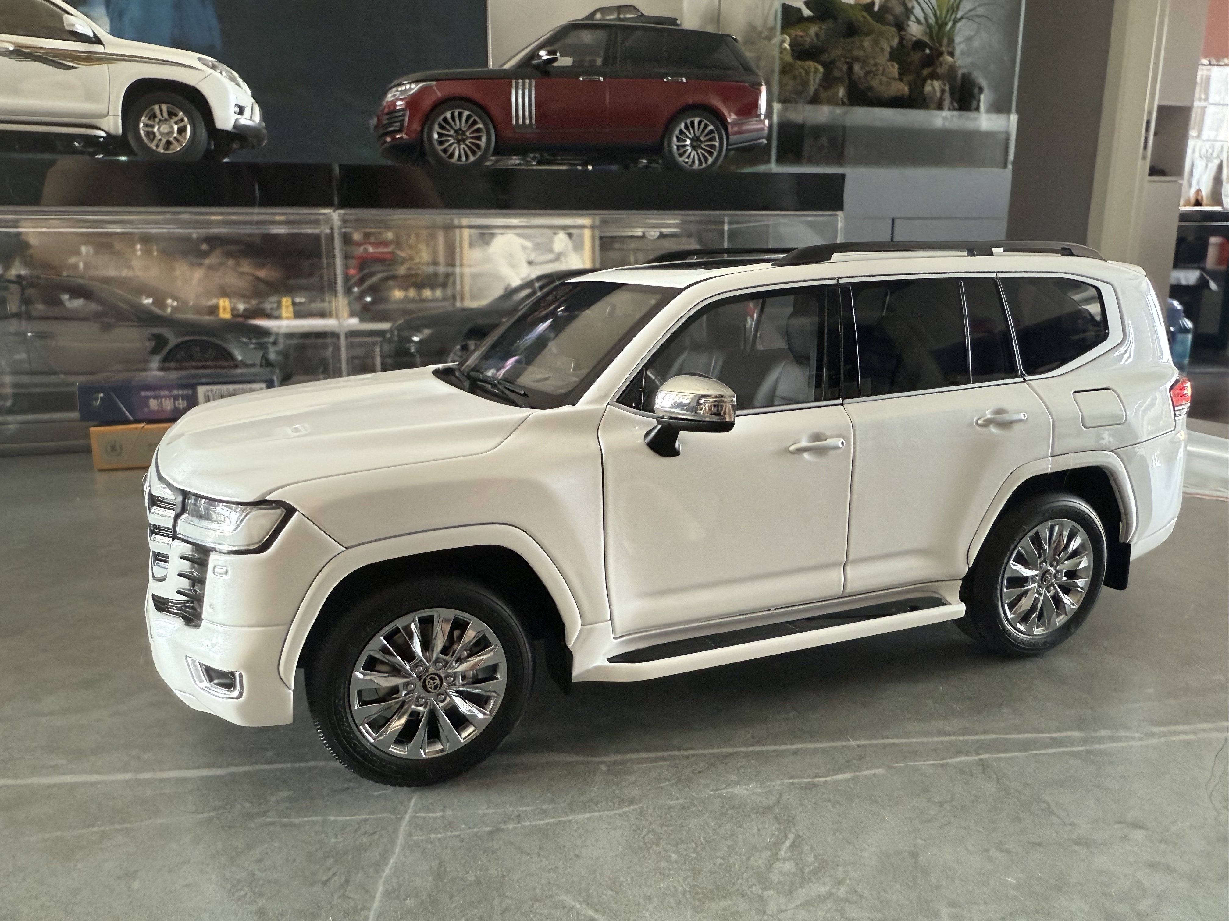 LCD 1：18 丰田陆巡Land Cruiser LC300 ZX 合金汽车模型