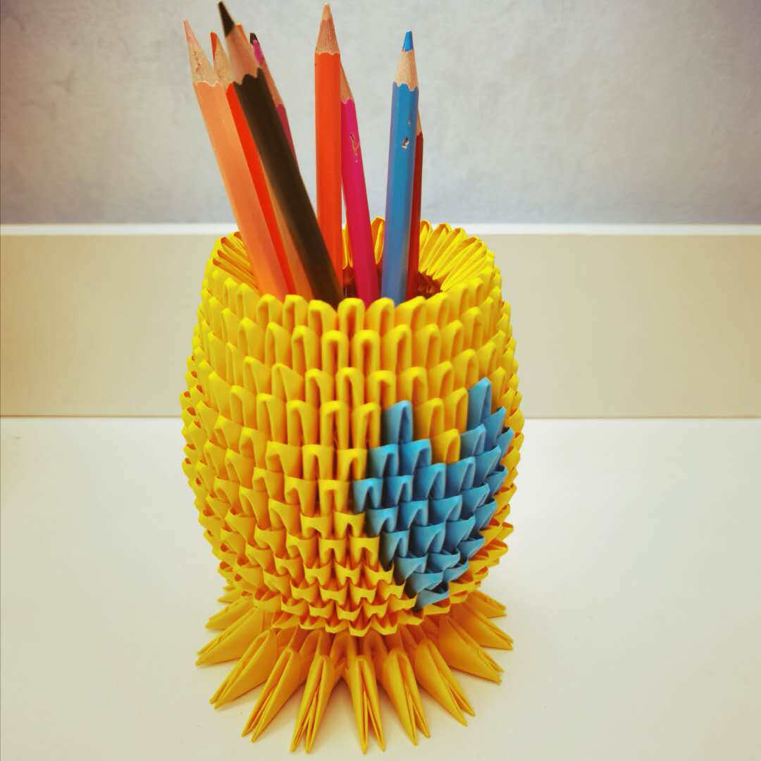 Paper edge pineapple pen holder handmade gift triangle insert folding paper send bestie loving pen holder material bag Puzzle Homework