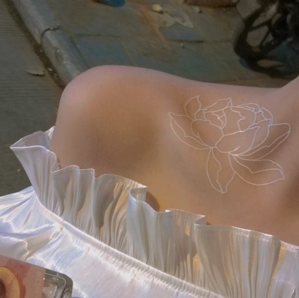 She draws summer flowers flawless white tattoos 2022 new stickers lock bones female waterproof lasting semi-permanent sensation