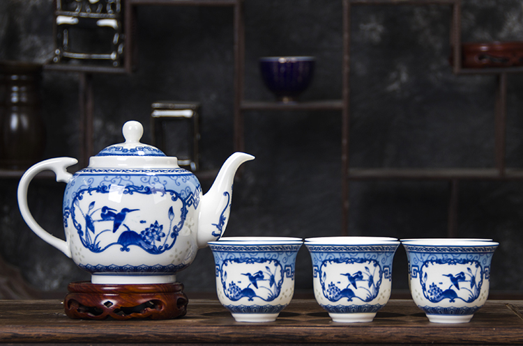 Ấm trà gốm lớn màu xanh và trắng sứ vừa nồi duy nhất kung fu trà đặt nhà với bộ lọc men dưới Jingdezhen
