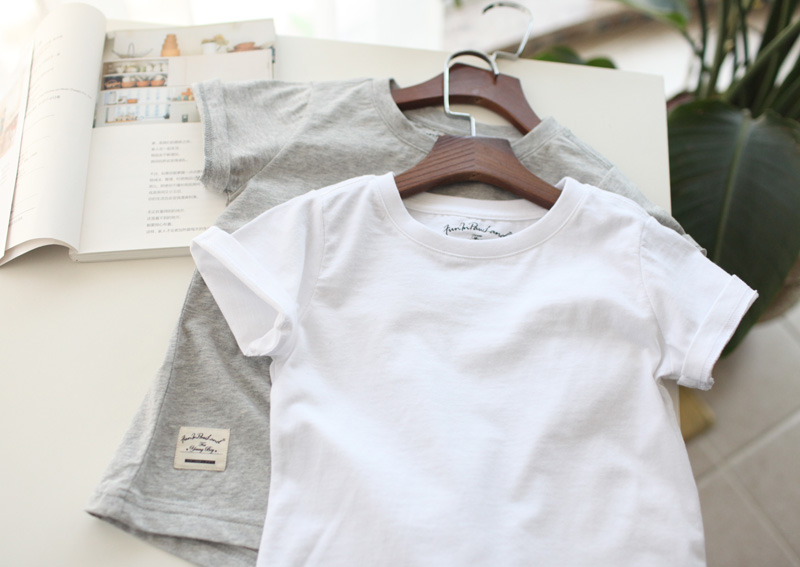 Cậu bé trắng tinh khiết cơ bản áo thun cotton tay ngắn Quần áo trẻ em chạm đáy áo sơ mi nửa tay ở bé trai 18 Xia Xin thời trang bé trai