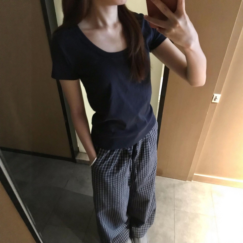 Relaxed Casual Sports Suit for Women in Summer, Slim-Fit Shoulder-Cut Low U-Neck Short-Sleeved T-Shirt, Plaid Wide-Leg Pants Two-Piece Set