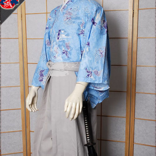 天芝武（送料無料）侍居合着（日本の伝統衣装）トップス、ライトブルーに龍のモチーフ、輸入日本製生地使用。白い下着、グレーのパンツ／スカート。