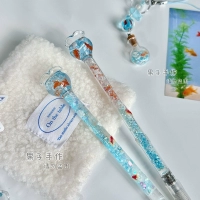 Сломанная алмазная модель аквариума (жидкость в аквариуме синяя, цветопередача разная при разном освещении)