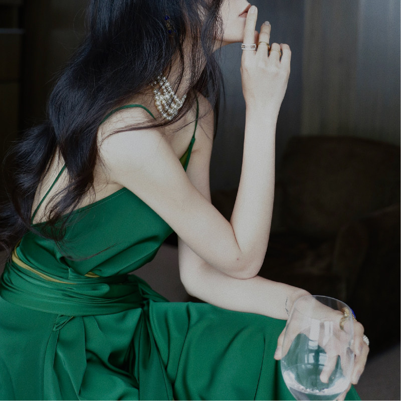 Zhao Three Views Atonement Movie GREEN V-COLLAR-BACK HARNESSES FOREIGN DRESS WOMEN 2022 NEW ADVANCED SENSFEEL DRESSES