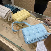 Who knocked over the ice cream ~ Fashion Bo owner has a fat pillow bag calfskin woven bag