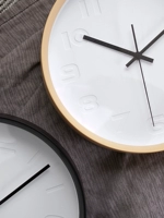 Простые и современные громкие секунды, тихие часы мода маленькие висящие часы 12 -кишки для спальни гостиная часы подвесные поверхности часы