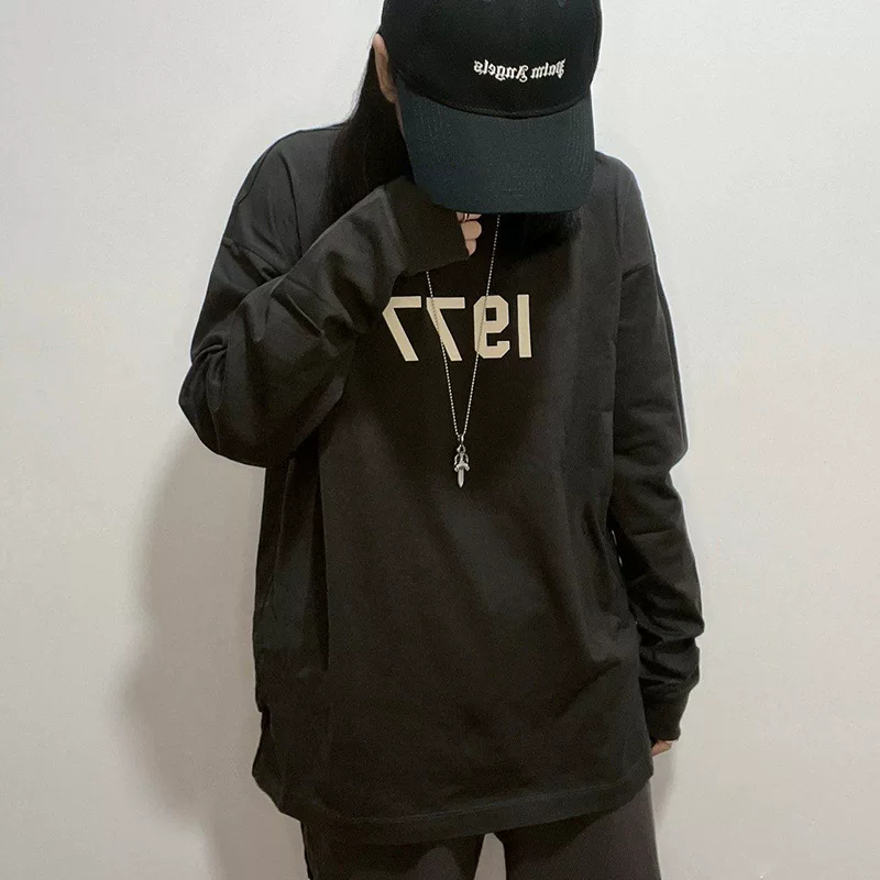 ФОГ JTYSJ ESSENTIALS High Street 1977 принтованный свободный лонгслив с круглым вырезом и рукавом длинным рукавом для мужчин