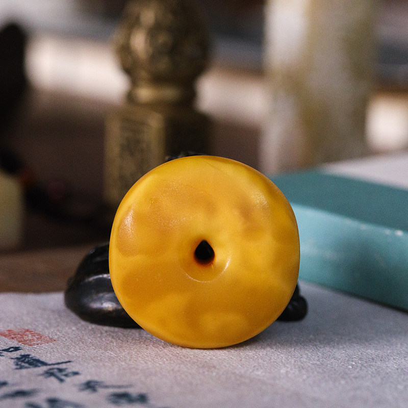 (Yanzi Zhen) 16 49 gr Natural Old Honey Wax Safe Button Pendant Pendant Amber male and female necklace