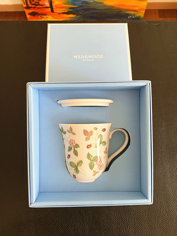 Spot gift boxed Wedgwood Wild Strawberry wild strawberry bone china European-style mug with lid