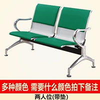 Два человека (с подушками) принимают цветные замечания