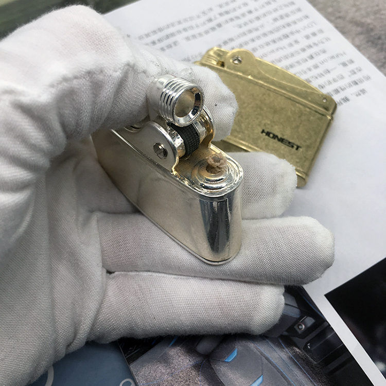 Baicheng Haiying thứ 3 cổ điển retro sáng tạo mài bánh cuốc máy lắc âm thanh nhanh tay màu đỏ với dầu hỏa nhẹ hơn - Bật lửa bật lửa jobonbật lửa sạc điện
