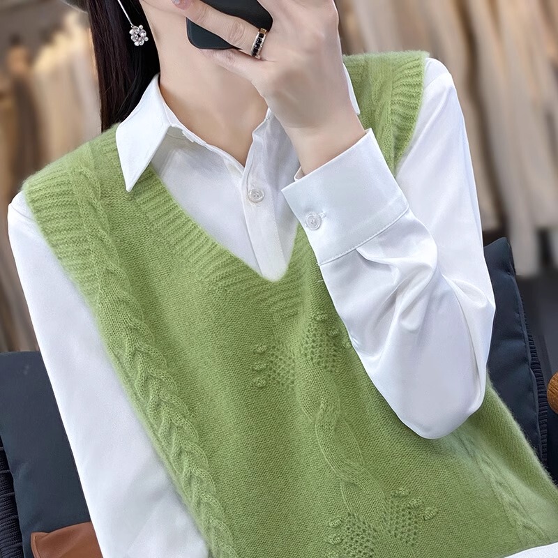 Women's Knitted Vest for Autumn and Winter, Layered Outerwear, New Loose-Fitting V-Neck Sleeveless Sweater Vest, Trendy Women's Knitted Vest for Autumn and Winter, Layered Outerwear, New Loose-Fitting V-Neck Sleeveless Sweater Vest, Trendy