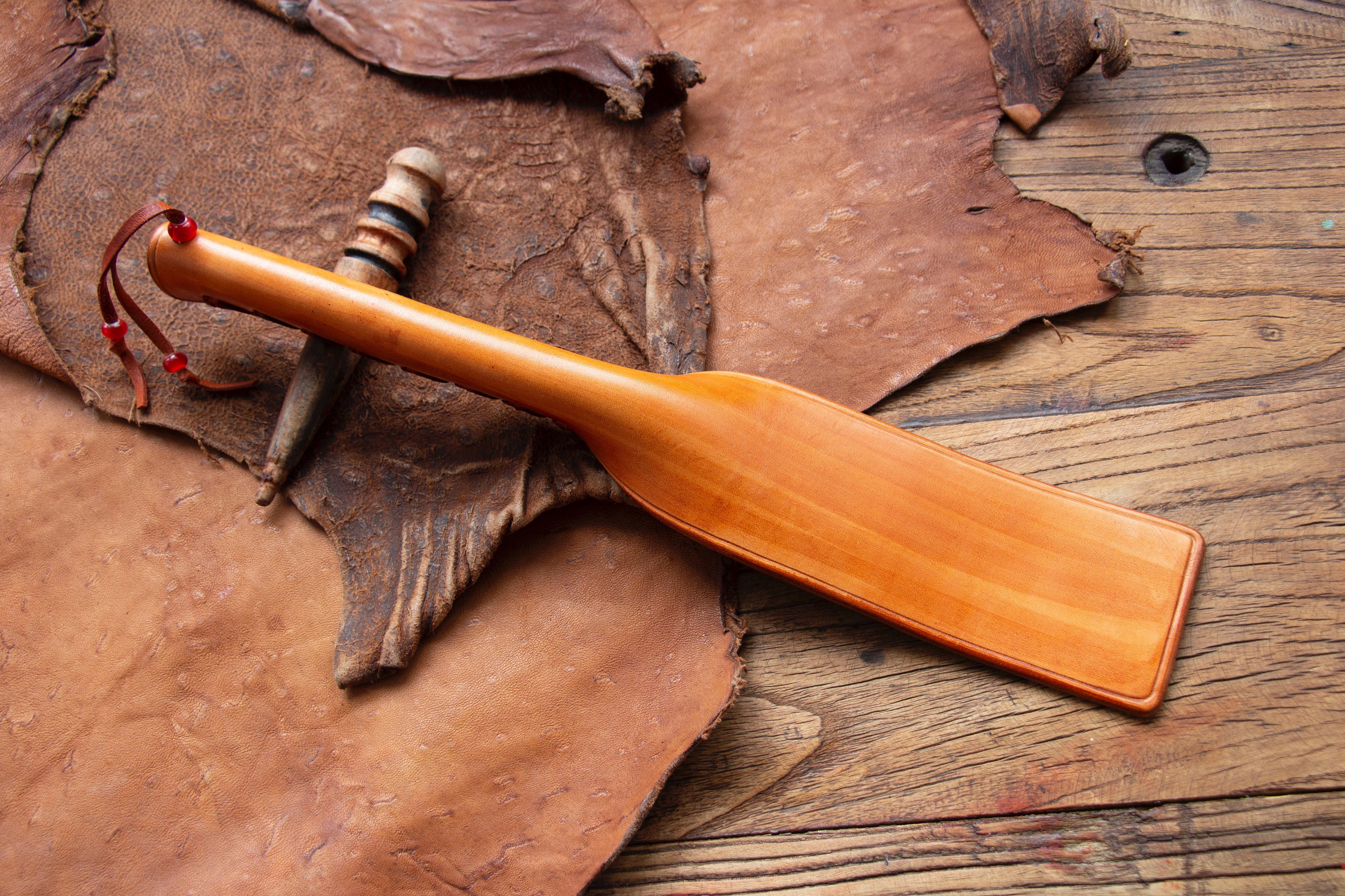 Minimalist SP hands on a single layer of thick cow leather clapping and whip pileup (a week's hair)