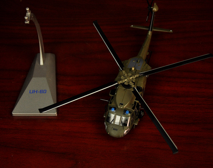 Bản gốc 1:72 Hợp kim máy bay trực thăng vũ trang Black Hawk của Mỹ Mô hình đã hoàn thành Mô hình tĩnh UH-60 đồ chơi cho bé 2 tuổi