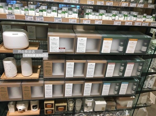 Spot counter ທີ່ແທ້ຈິງ MUJI ນ້ໍາມັນຫອມລະເຫີຍທີ່ສໍາຄັນ ultrasonic ເຄື່ອງເຮັດຄວາມຊຸ່ມຊື້ນຊຸດແສງສະຫວ່າງໃນຕອນກາງຄືນ