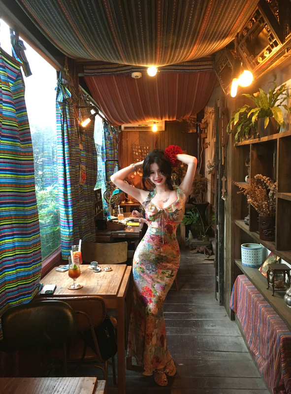 Flower【6.22 Evening 8Pm】Oil Painting-Style Beauty~French Floral Deep V-Neck Dress with Small Flutter Sleeves for Women, Niche Style