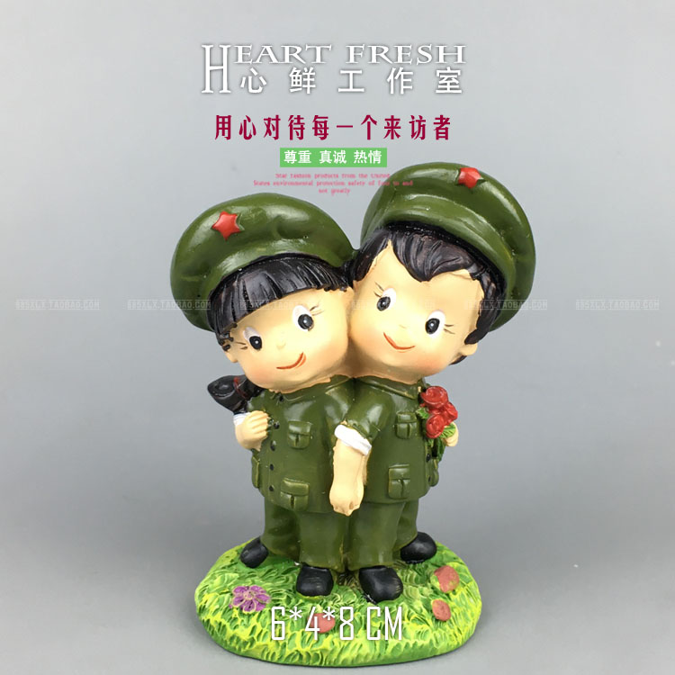 RW233 Simulation Character Model 60s Pure Love Friendship Boys and Girls Holding Hands Marriage Scene Decoration