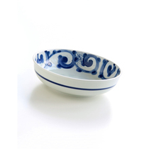 Spot Japanese imported under glaze blue color Tang grass pattern 21cm large shallow bowl large basin Japanese large shallow bowl