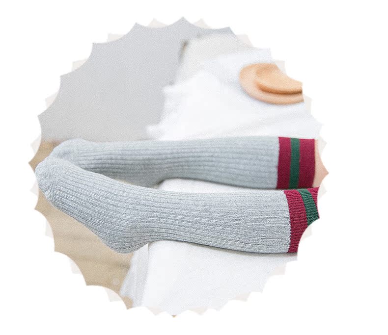 Trẻ em vớ vớ cotton Trẻ em màu sắc phù hợp với hai thanh trong vớ cotton ống học sinh tiểu học vớ bóng đá thoáng khí vớ chống trượt cho bé