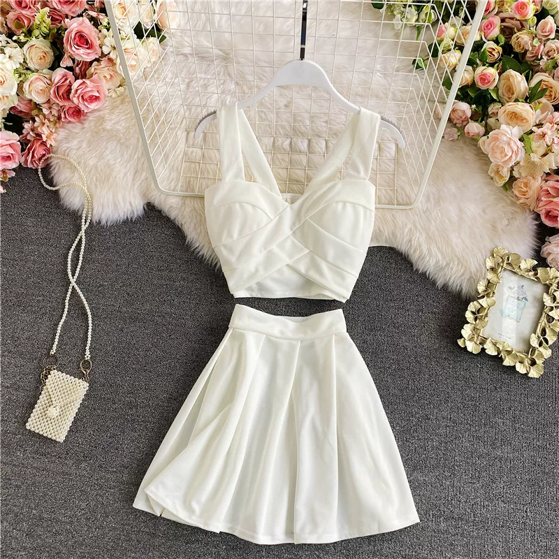 Сексуальная мини-юбка, юбка, футболка, комплект, V-образный вырез, slim fit, А-силуэт, открытая спина, яркий запоминающийся стиль