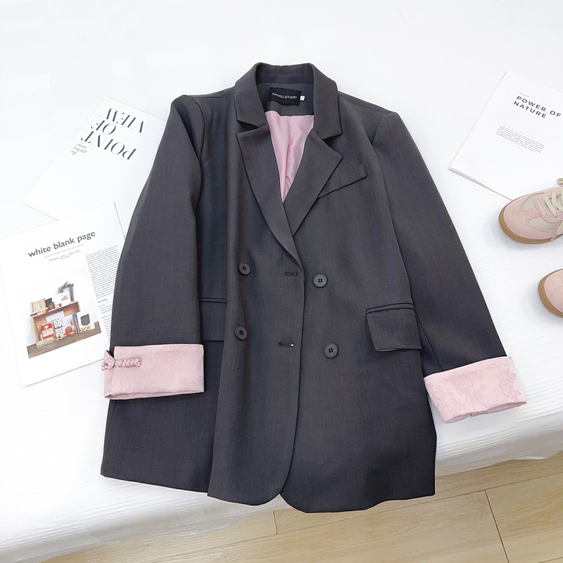 High-End Gray Blazer for Women 2026 Spring New Design with Contrasting Pink Sleeves Casual Suit Top High-End Gray Blazer for Women 2026 Spring New Design with Contrasting Pink Sleeves Casual Suit Top