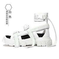 Белая спортивная обувь