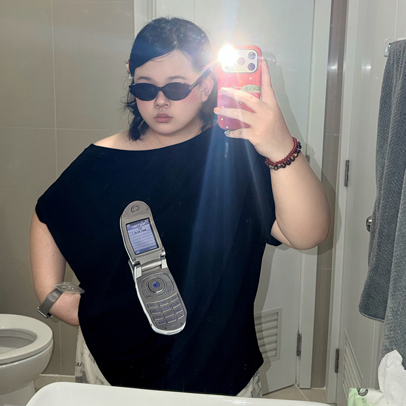 Onism Plus Modern Girl Original Plus-Size Mobile Phone Print Hot Girl Off-Shoulder T-Shirt for Fat Girls Loose Short-Sleeved Women's Top