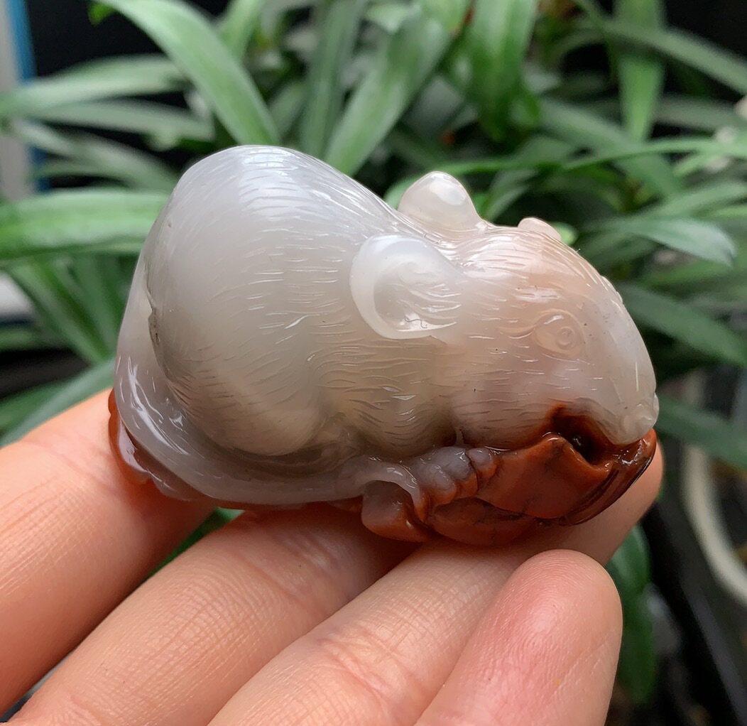 Yang Yujia Yunnan natural yellow dragon jade three-dimensional carved zodiac lucky rat hand play piece certificate flower chant gift box