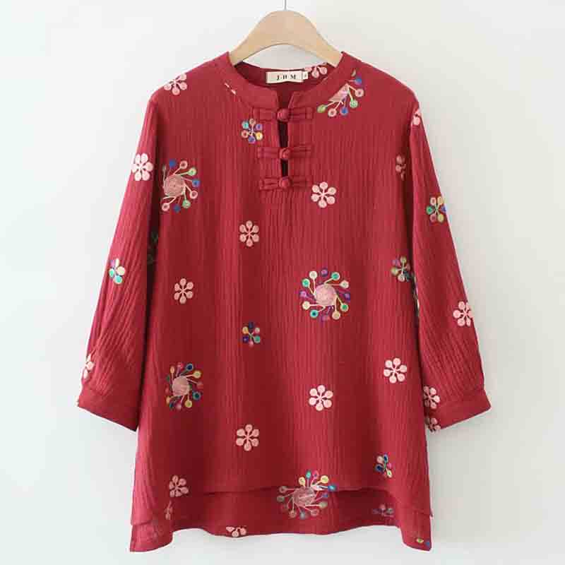 Middle-aged and elderly moms loaded with clothes in spring and summer clothes in long version of embroidery buckle disc cotton loose and reduced age foreign women's clothing T-shirts