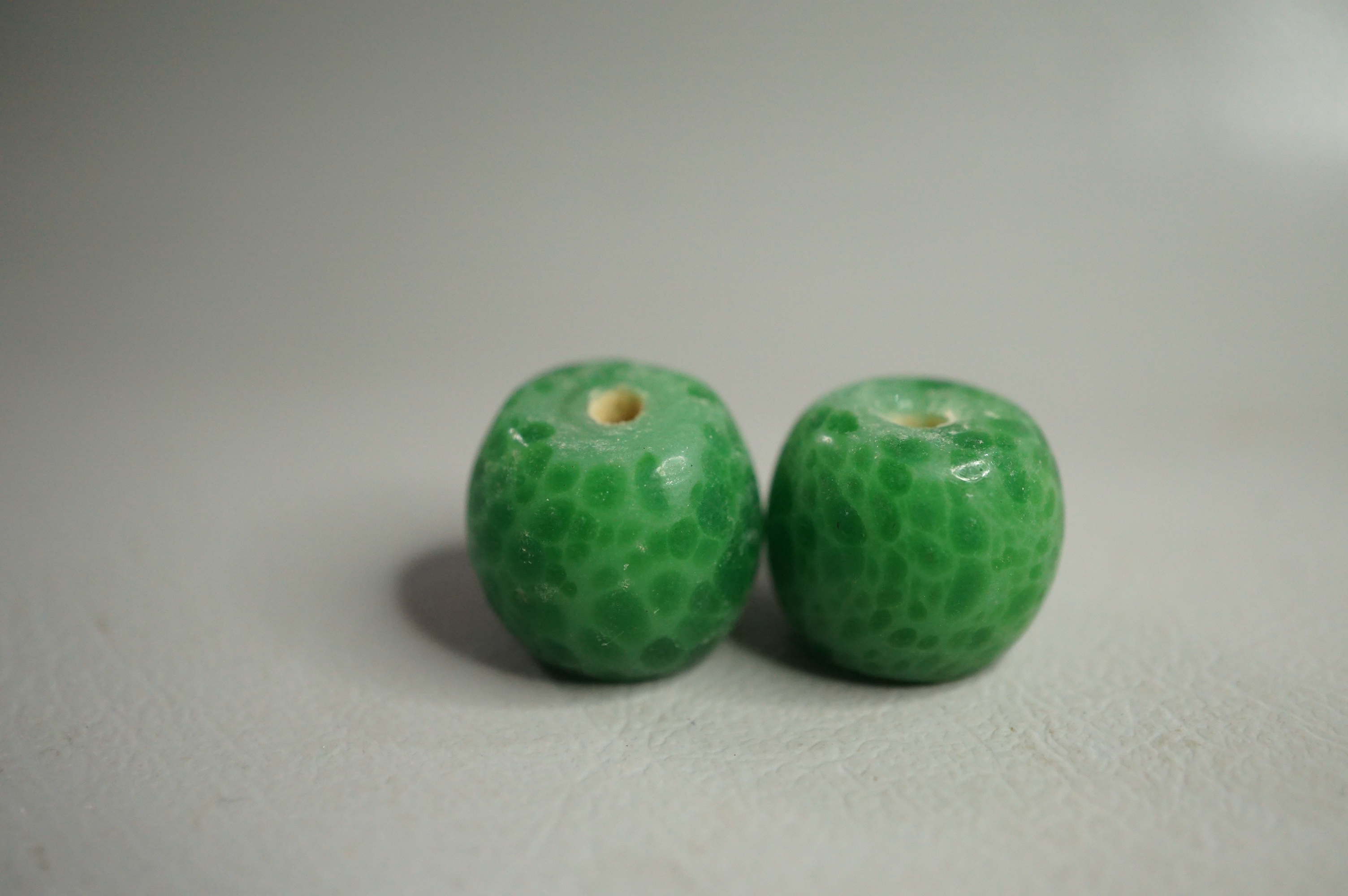 Return foreign exchange earning old objects glazed frogs leather beads a pair of diameter 1 55cmE122 -Taobao