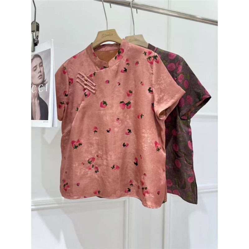 Elegant and High-End Cashmere Store 2026 Summer New Collection, New Chinese Style, 100% Mulberry Silk Fragrant Cloud Yarn Strawberry Top Elegant and High-End Cashmere Store 2026 Summer New Collection, New Chinese Style, 100% Mulberry Silk Fragrant Cloud Yarn Strawberry Top