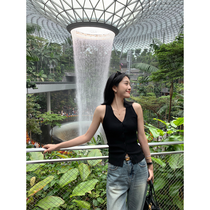 Iamjam “Classic Black Vest” High-End, Elegant, Slim-Fitting, Sleeveless Outerwear, Single-Piece Top for Women in Summer