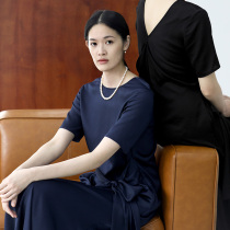 The temple mountain Moon is also in a relaxed way with a small solemn weight 19 mmereal silk pearl satin light gown dress.