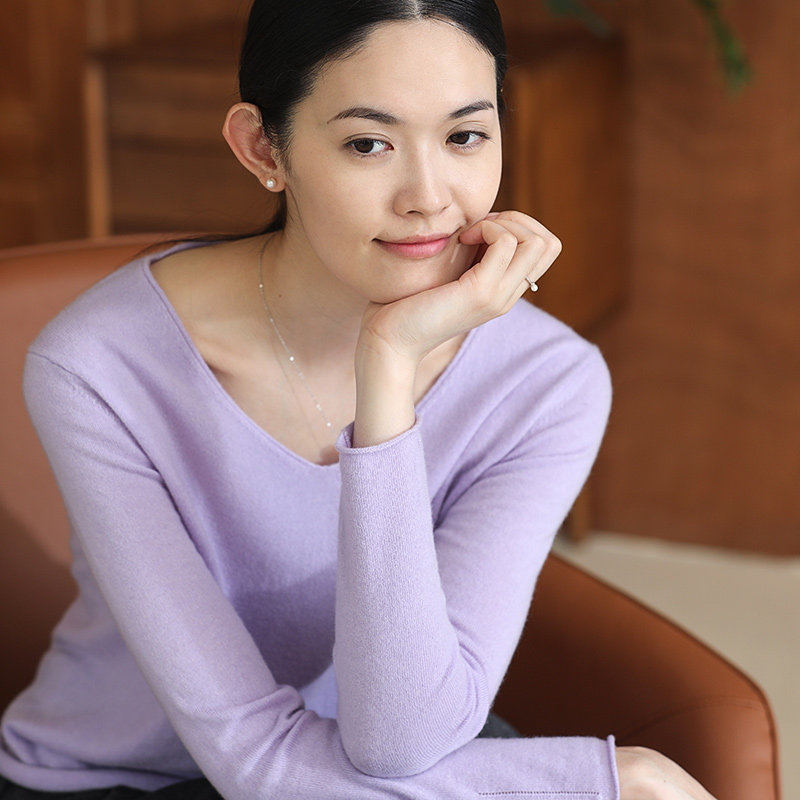 The temple mountain Moon is also sunny and warm with a soft embrace ~ AllaShanpure cashmere minimalist base beating bottom V neckline sweatshirt