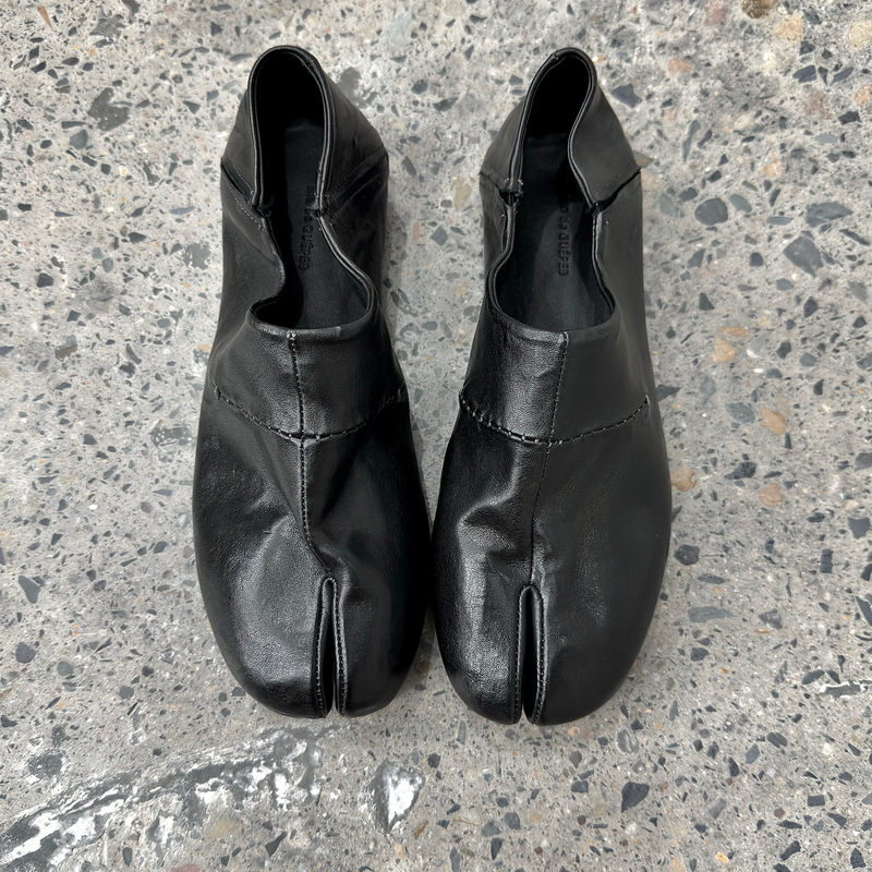 Nid De Guepes Dark Pioneer Hand-Stitched Overlock Washed Kangaroo Leather Tabi Split-Toe Shoes