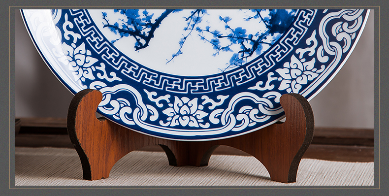 Jingdezhen blue and white hong mei ceramics furnishing articles hang dish of Chinese arts and crafts wine home decoration decoration plate