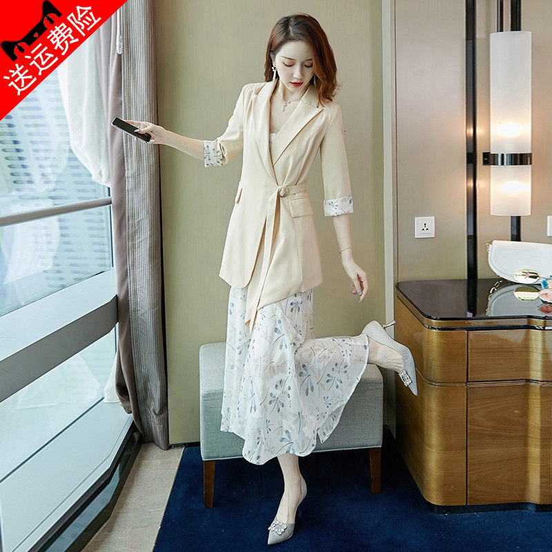 Suit woman 2021 Summer new popular temperament Broken Flower Harnesses Two Style Foreign Dress Short Sleeves Small Suit Spring