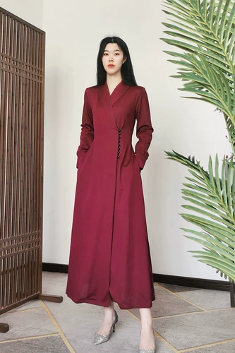 Красный плащ, шелковое трикотажное платье, ремень, длинная юбка, по фигуре